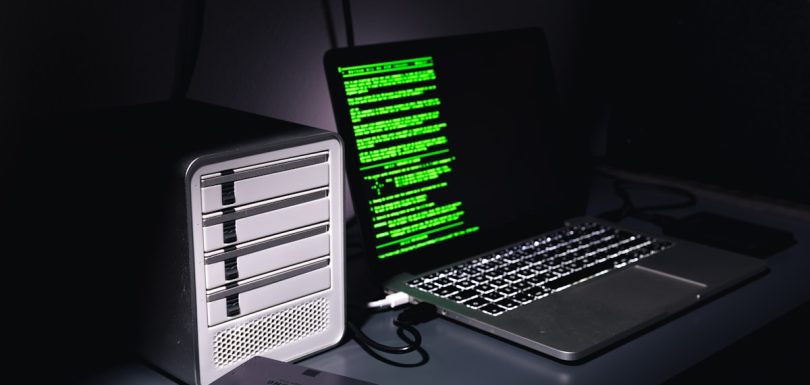 Estacion de trabajo de ciberseguridad con configuracion DMARC y autenticacion de email